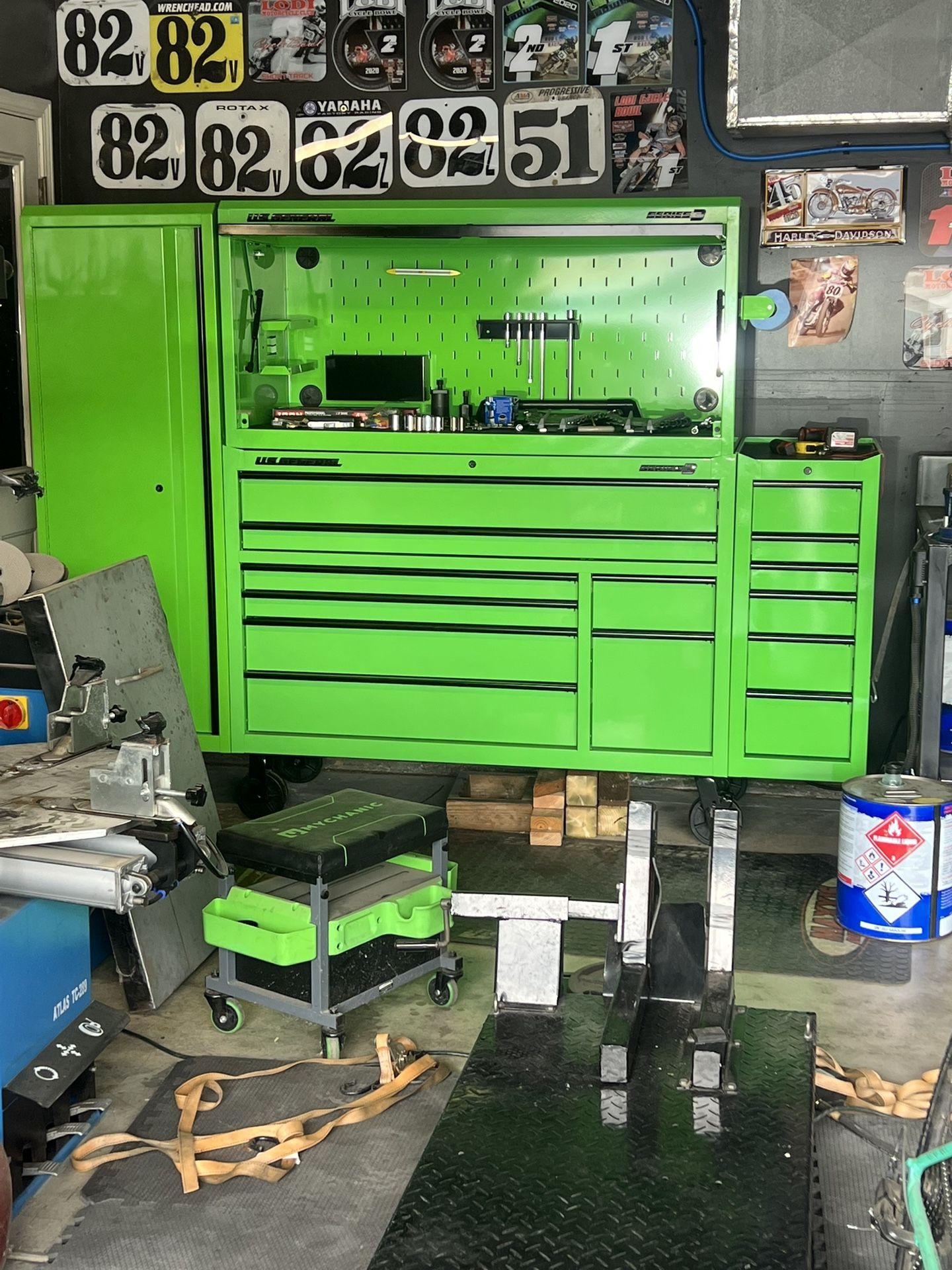 US General toolbox With Hutch, End Locker And Extra Tool Storage.