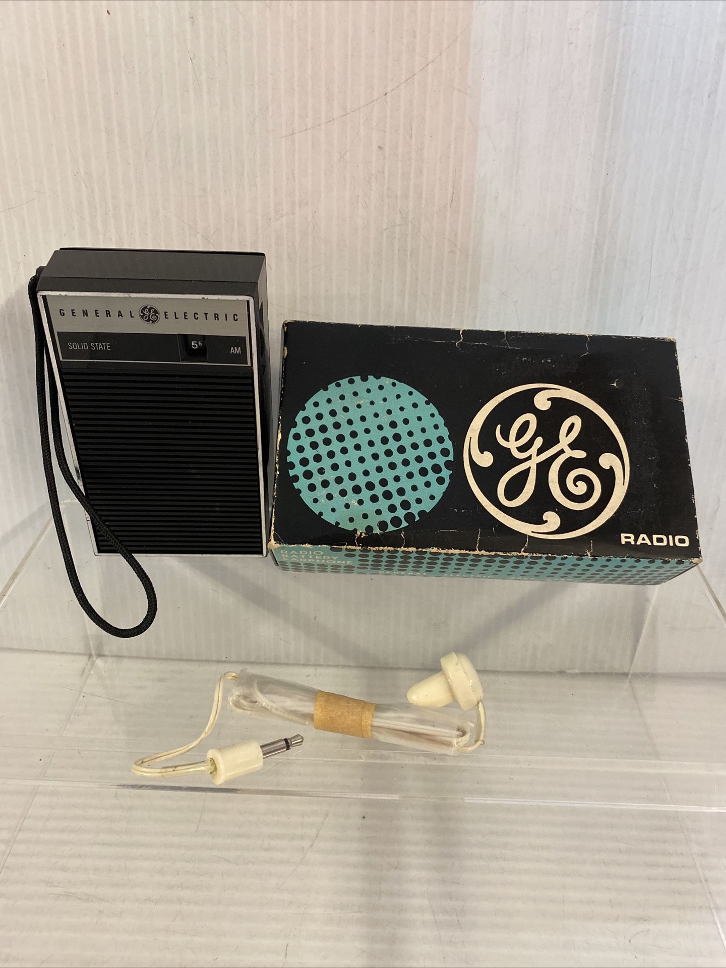 Vintage GE Transistor Radio General Electric P - 2790 With Vintage GE Transistor Radio General Electric P - 2790 With
