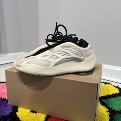 YEEZY AZAEL V3 700