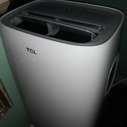 TCL 8000 BTU AIR CONDITIONER UPRIGHT. WORKING WITH HOSE AND WINDOW PLATE