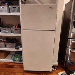 Kirkland whirlpool 5 ft tall fridge freezer white