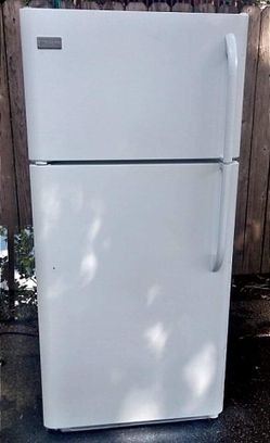 Fridgedaire top freezer works great looks good clean and ready to go