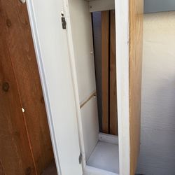 Free upper cupboard/cabinet