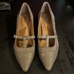 Women’s I Comfort Beige Heels Sz 8.5