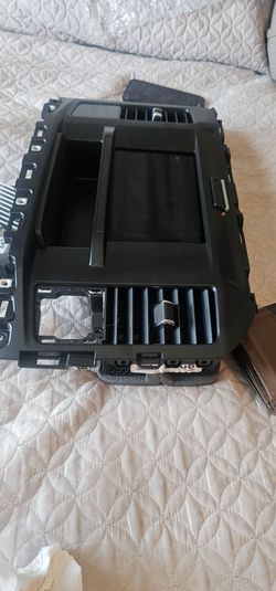 2026 Ford 8 in screen plug and play 2 weeks old.
