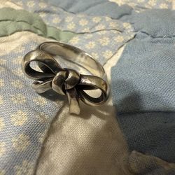 Retired bow ring James Avery
