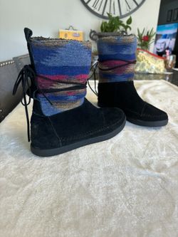 Tom’s  Boots Size 6