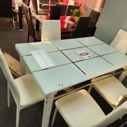 DINING TABLE WITH 6 CHAIRS BRAND NEW 