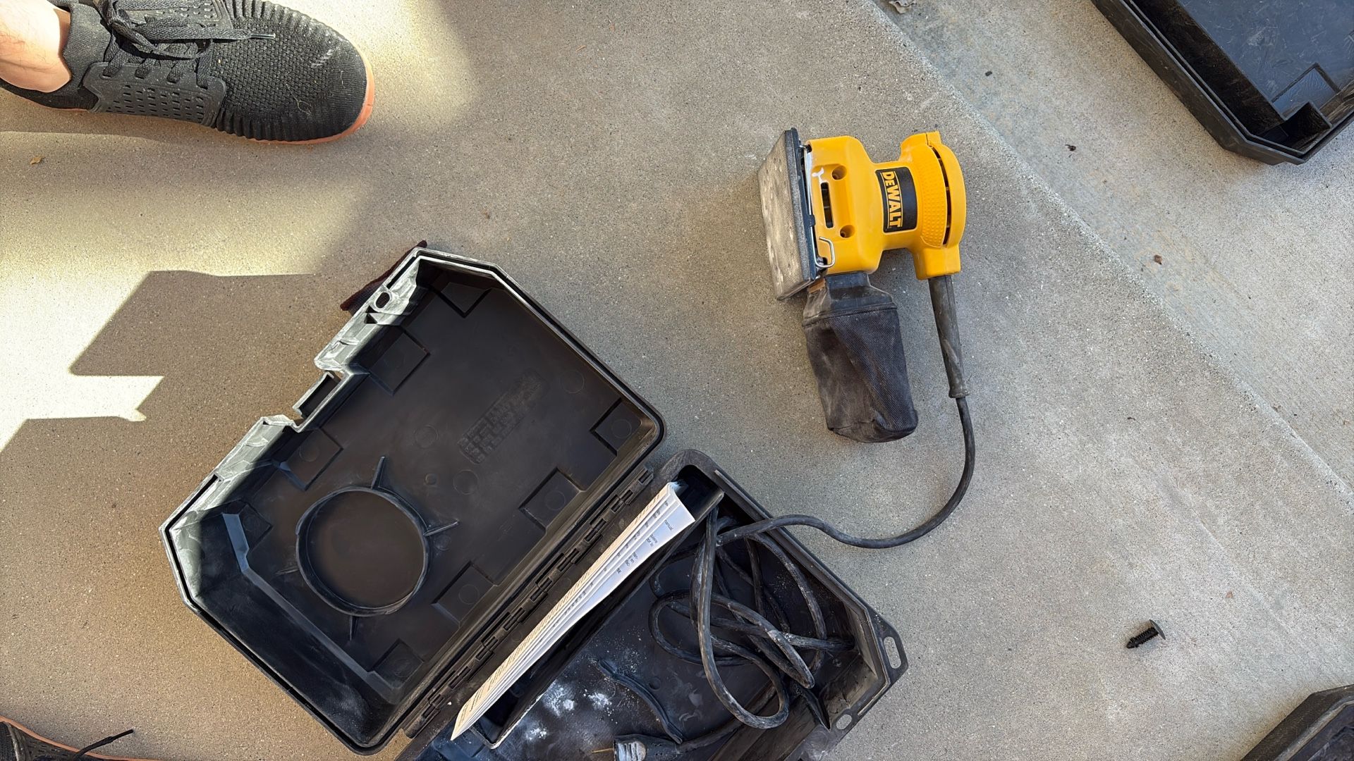 DeWALT Palm Grip Sander Corded DW411