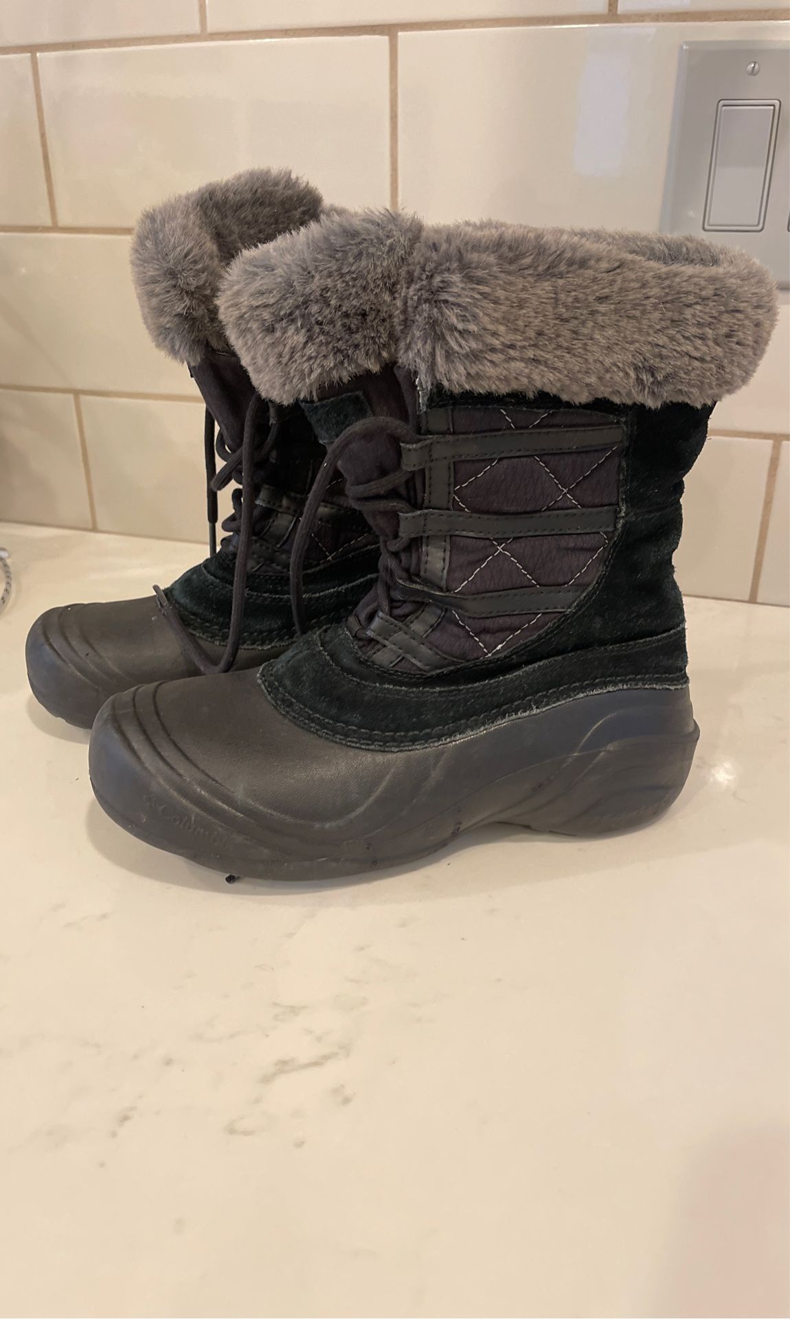 Columbia women snow boots size 6
