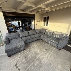 Sectional couch with pullout bed
