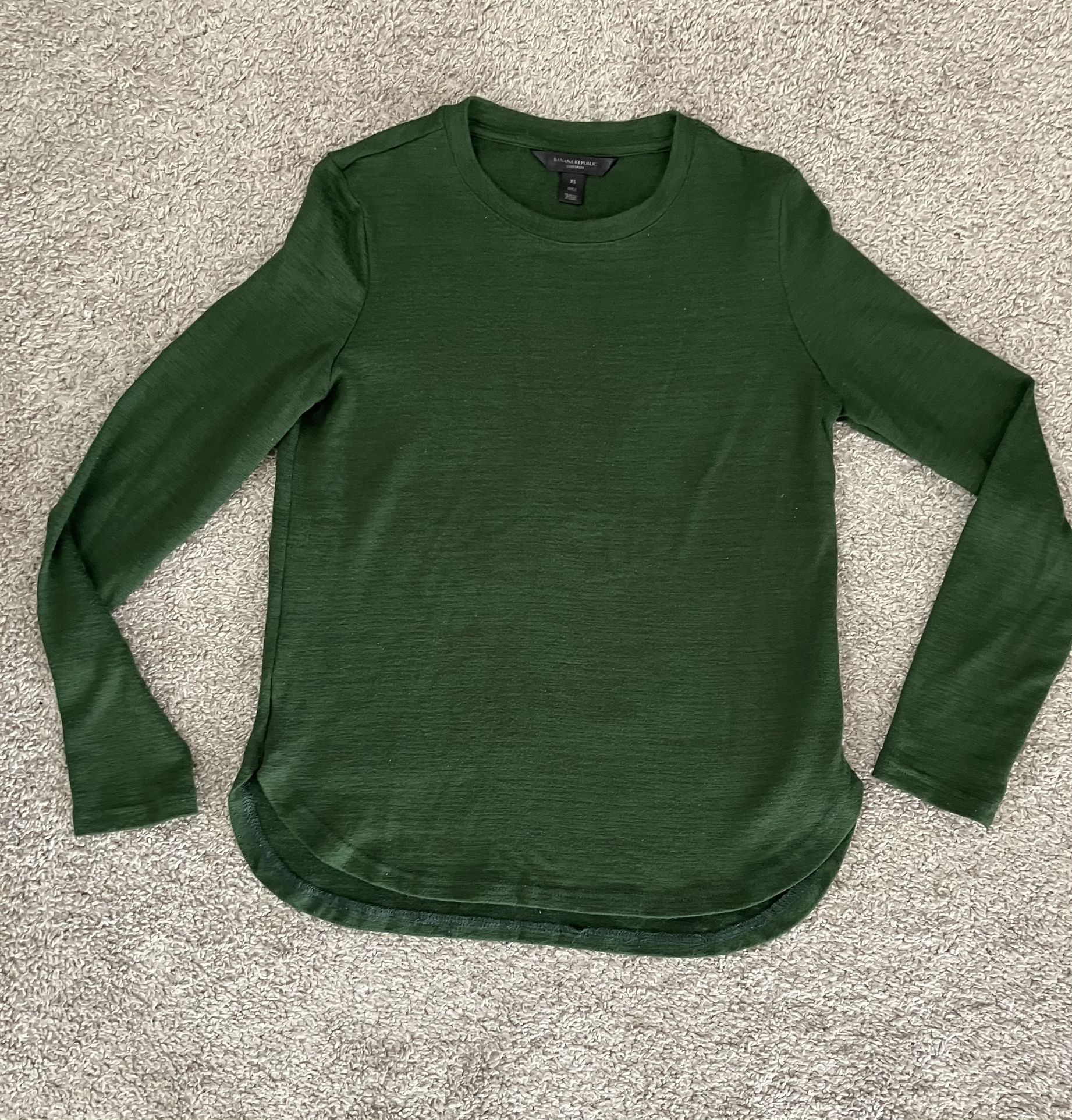 Hunter Green Banana Republic Luxespun shirt, size XS, made in Vietnam.