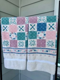 Set 2 vintage jc Penney’s  Country sampler pastel bath towels 45”x25” Like new. Have been washed, but not used.  Nice plush and soft  A fun country fa