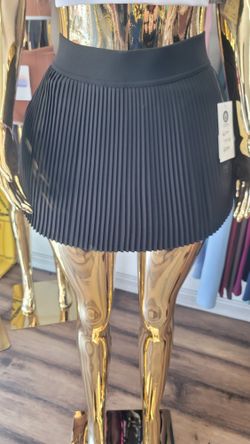 All Black
Sporty slight stretch solid color pleated yoga tennis mini skirt with lining