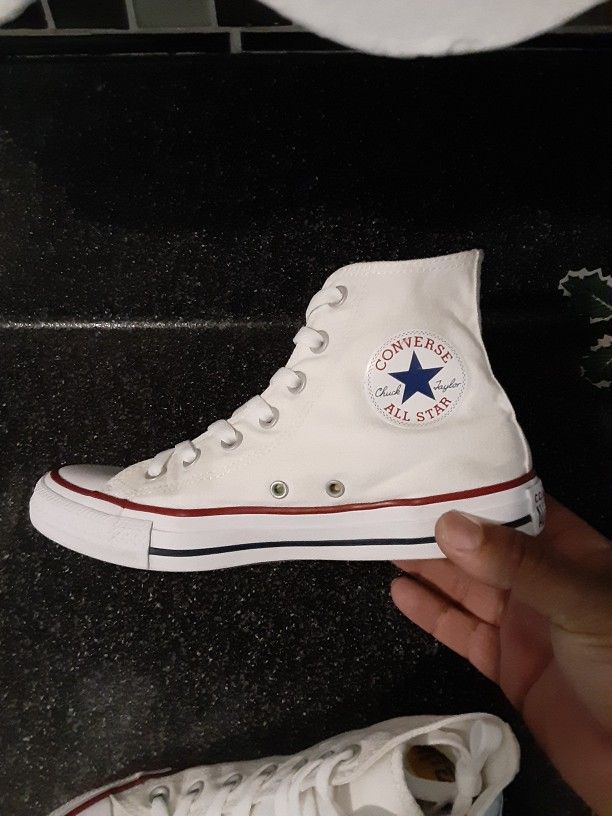 Converse womens 7.5 Great Condition 