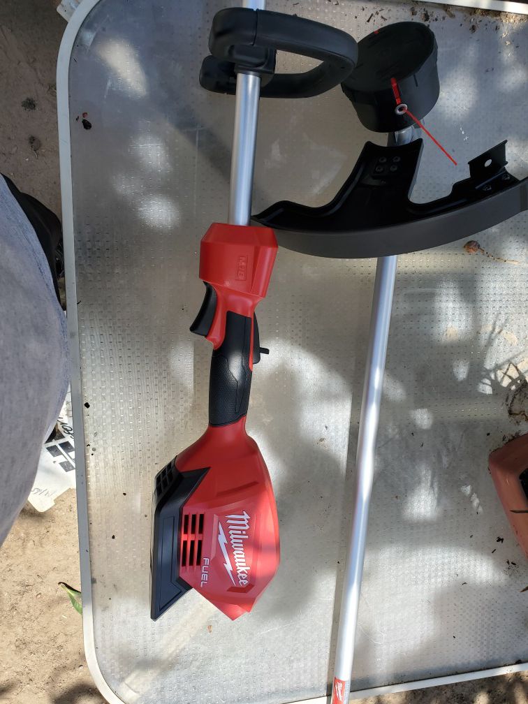 Milwaukee M18 FUEL 18-Volt Lithium-Ion Cordless Brushless String Grass Trimmer with Attachment Capability (Tool-Only)