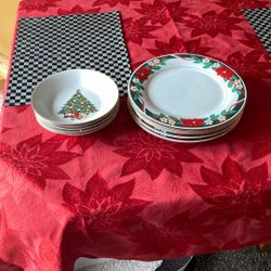 5 Holiday Plates And 5 Bowls