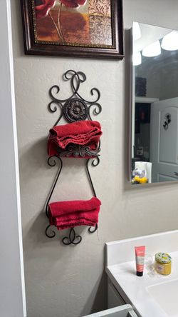 Hanging plate or towel holder