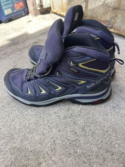 Women’s Salomon hiking Boots Size 9
