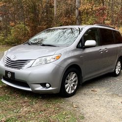 2017 Toyota Sienna XLE 7-Passenger AWD Mini-Van