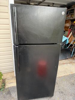 GE refrigerator, black GE refrigerator, black