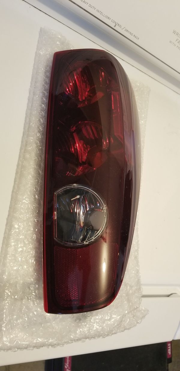 2007 chevy Colorado tail lights passengers side for Sale in Moreno