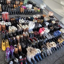 SNOW BOOTS FOR SALE DIFERENTS SIZES AVAILABLE READ THE DESCRIPTION FOR PRICES 