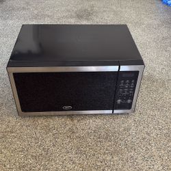 Oster Microwave 1.1 Cu Ft – 1000W – Works Great