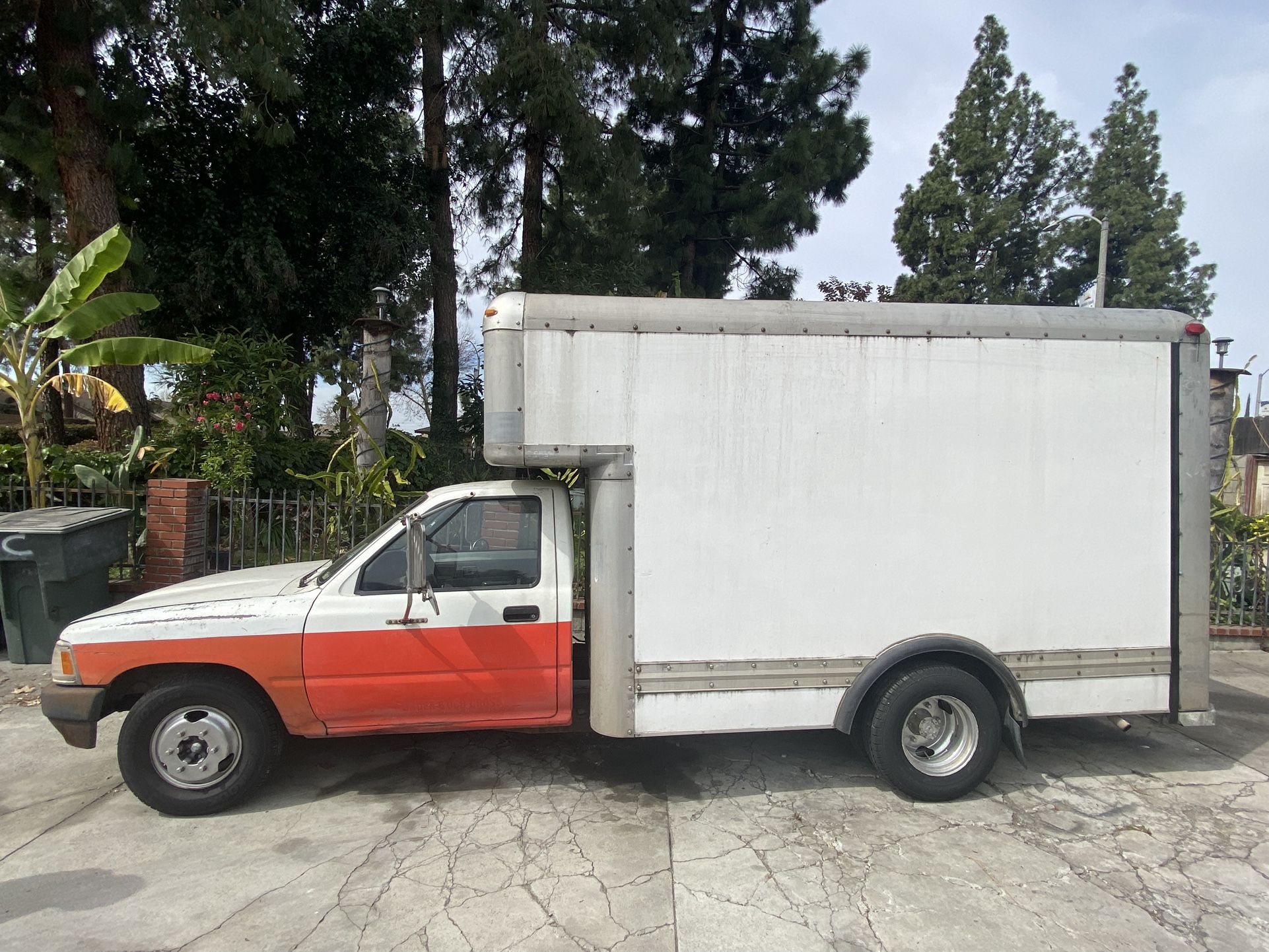 1990 Toyota Box Truck V6
