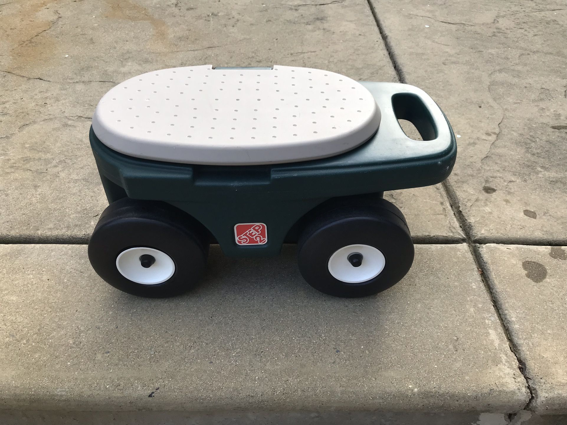 Step 2 Garden Hopper Rolling Cart Seat Tool with Storage