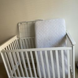 White wooden crib + mattress 