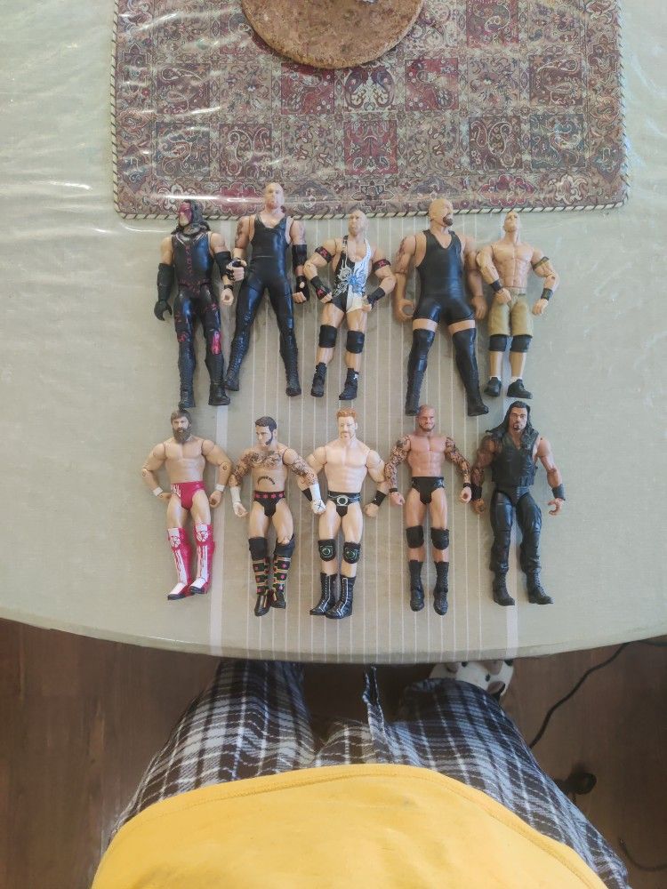 10 WWE Figurines