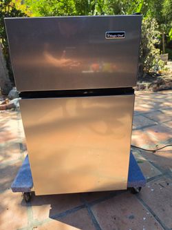 Magic Chef 3.1 Cu. Ft. Mini Refrigerator & Freezer – Works Great