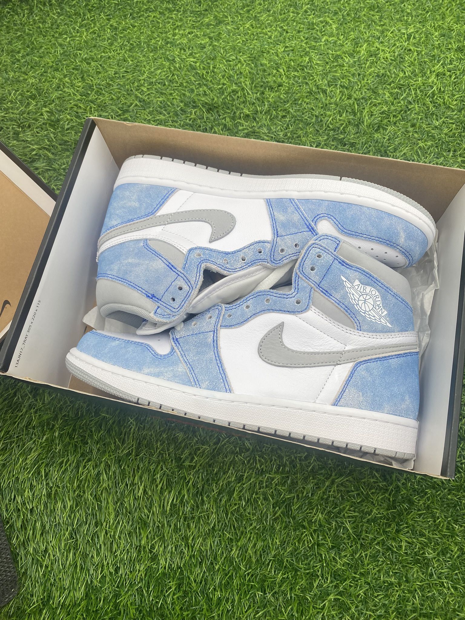 New Jordan 1 “Hyper Royal” Size 8.5M/9M