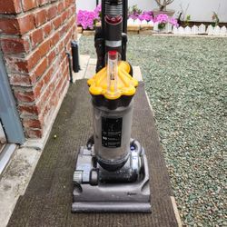 Dyson DC33 Vacuum Cleaner