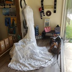 NWOT Beautiful Satiny & Lace Wedding Dress size 6
