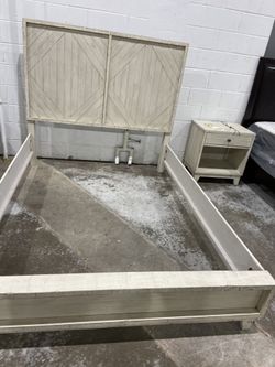 100 % solid wood queen bed + 1 nightstand