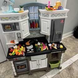 Step pretend kitchen play with food Good condition and big kitchen 