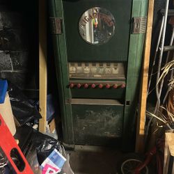 Antique cigarette machine 750. Bo Make Off