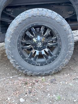 35x12.50R20 wheels and tires