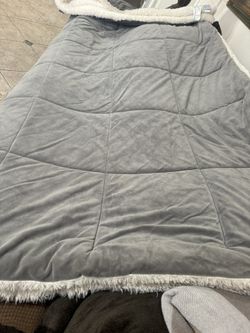 Grey King Sized Blanket And 2 Pillow Covers