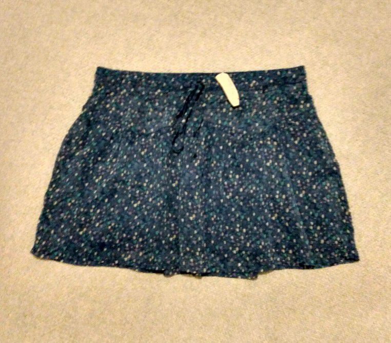 BRAND NEW WITH TAG LADIES AMERICAN EAGLE OUTFITTERS BLUE FLORAL PRINT MESH PLEATED OVER DARK BLUE FULLY LINED DRAWSTRING WAISTBAND ABOVE KNEE SKIRT 