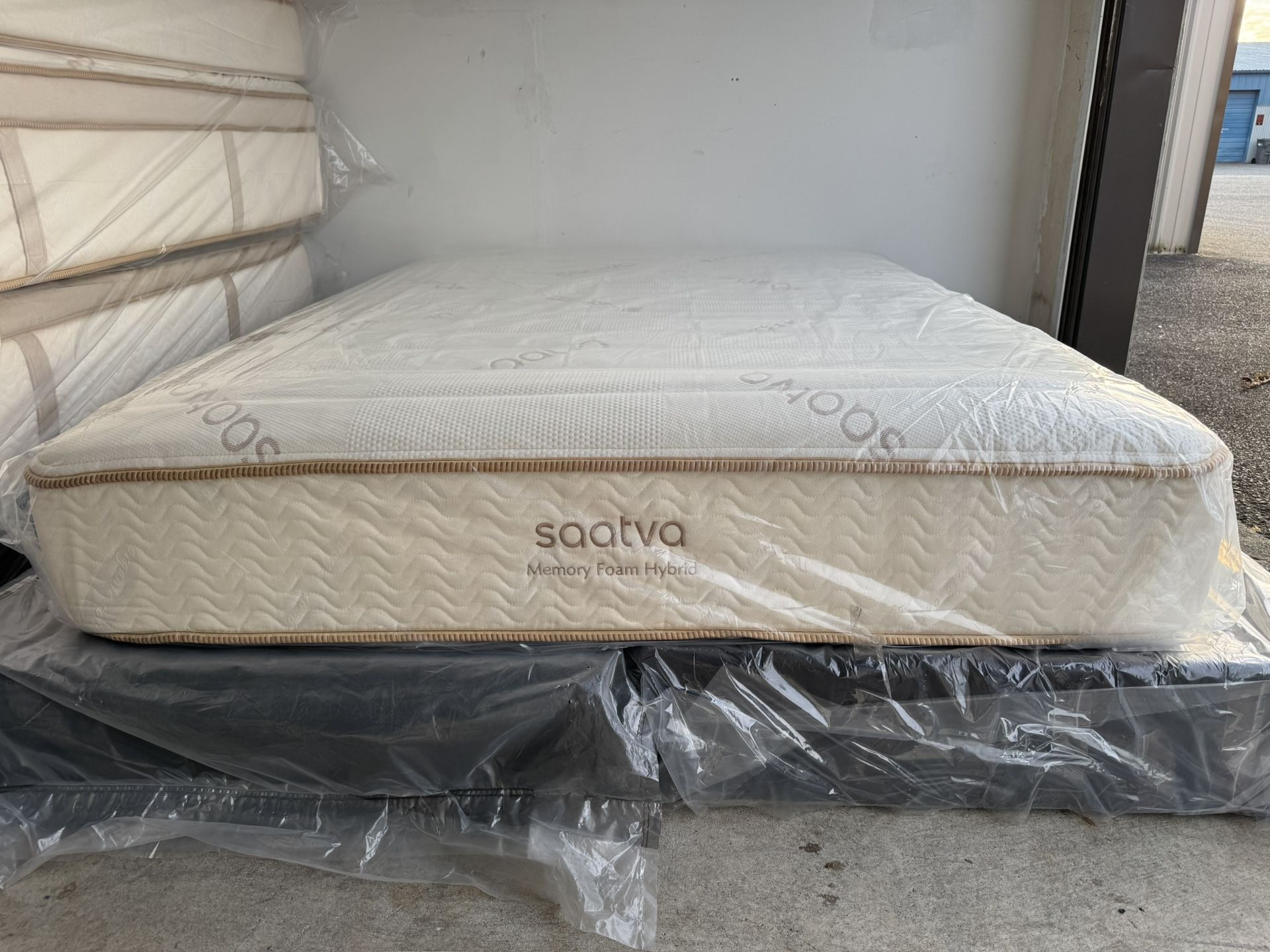 Queen Saatva Memory Foam Hybrid Mattress - Delivery Available 