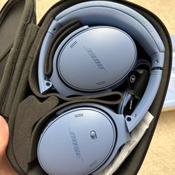  Bose QuietComfort 5V Headphones