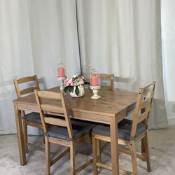 Kitchen Dining Table & 4 Chairs  LIKE NEW CONDITION; GREAT DEAL!