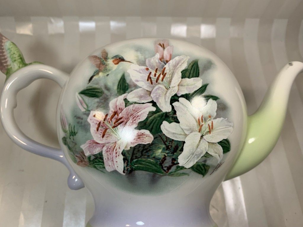 Vintage Tela Flora teapot with hummingbird and Lily's