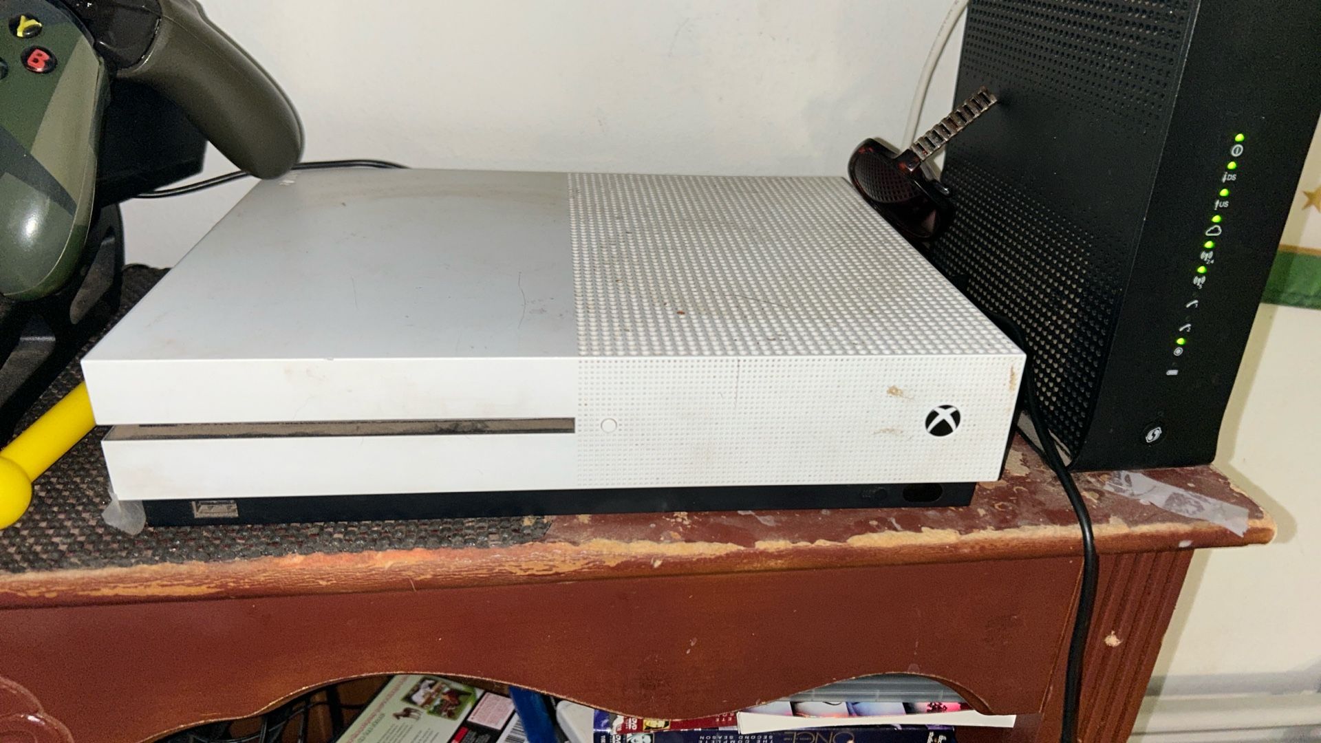 1S Xbox With 2 Wireless Remotes And Charging Dock
