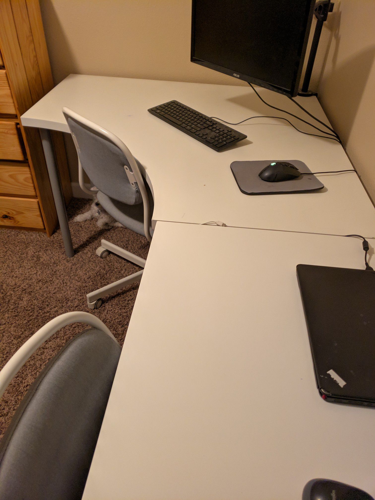 White computer desk with 2 chairs