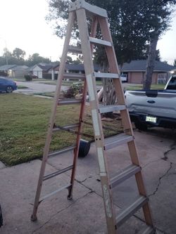 Louisville 8 ft fiberglass ladder