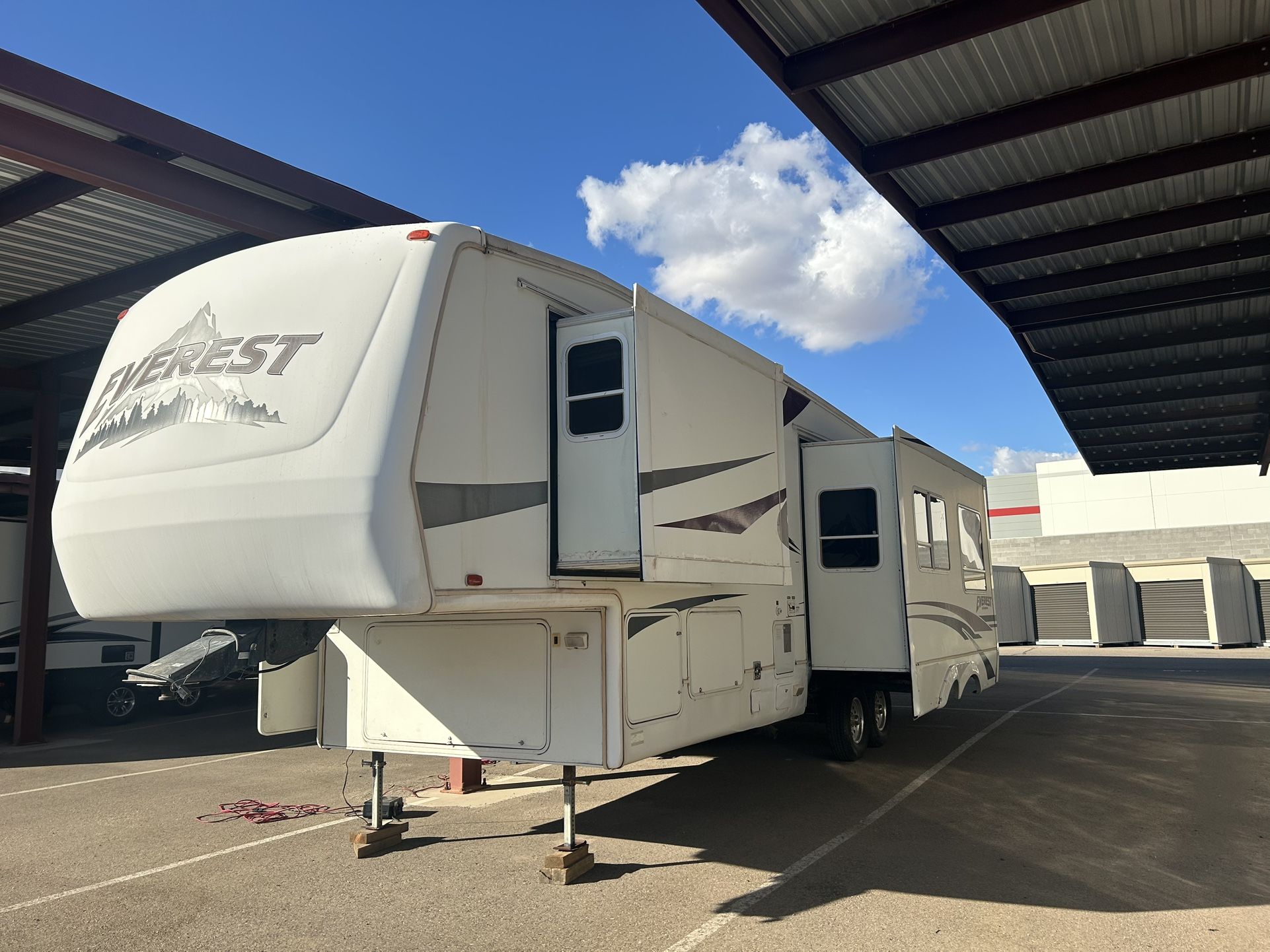 35ft Keystone Quality Built 5th Wheel - $9,500 Glendale)